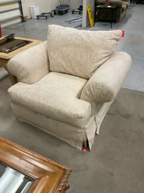 OVERSIZED CREAM CHAIR