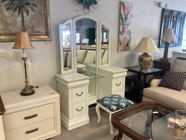 VANITY WITH CHAIR AND MATCHING MIRROR WHT/ HAVERTY'S