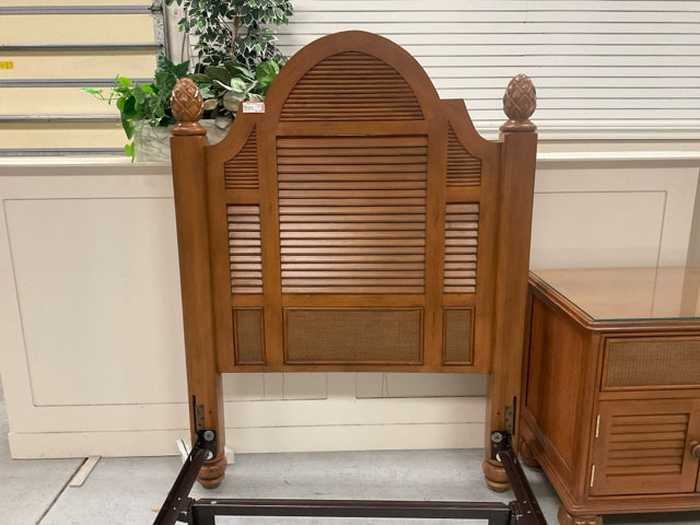 WOODEN SHUTTER/RATTAN WITH PINEAPPLE POST TW BED