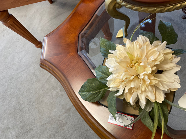 CLASSIC FLORAL ON A CERAMIC PLATE