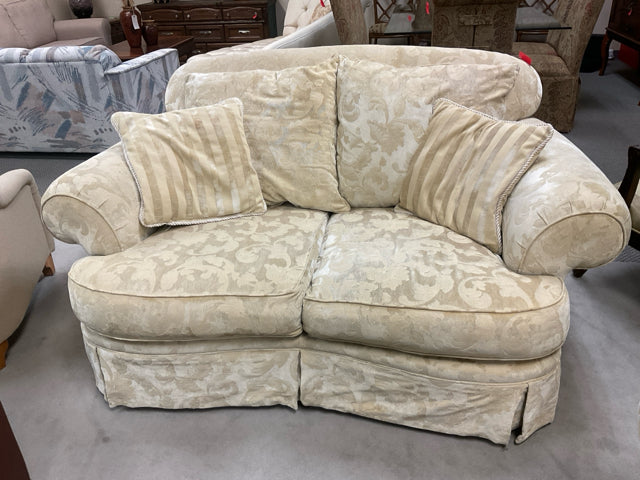 CREAM PATTERN LOVE SEAT SKIRTED W 4 THROW PILLOWS