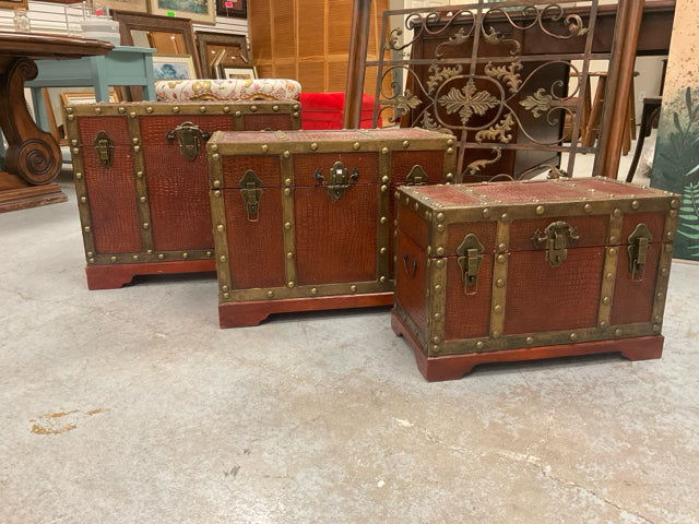 3 DECORATIVE NESTING TRUNKS