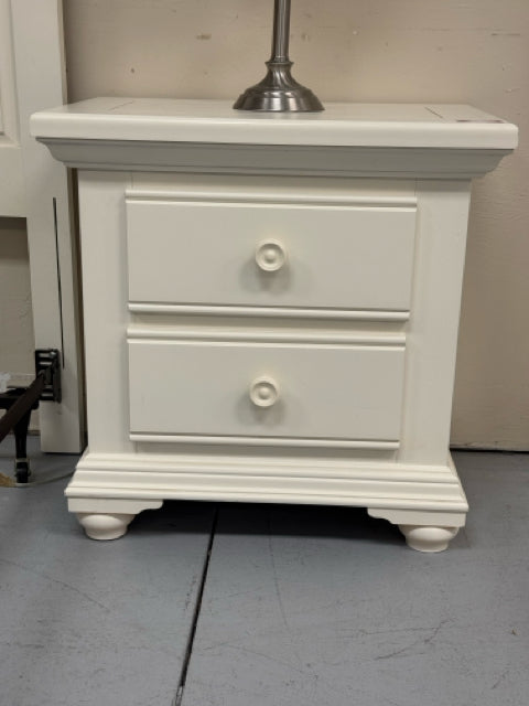 BROYHILL WHITE NIGHTSTAND