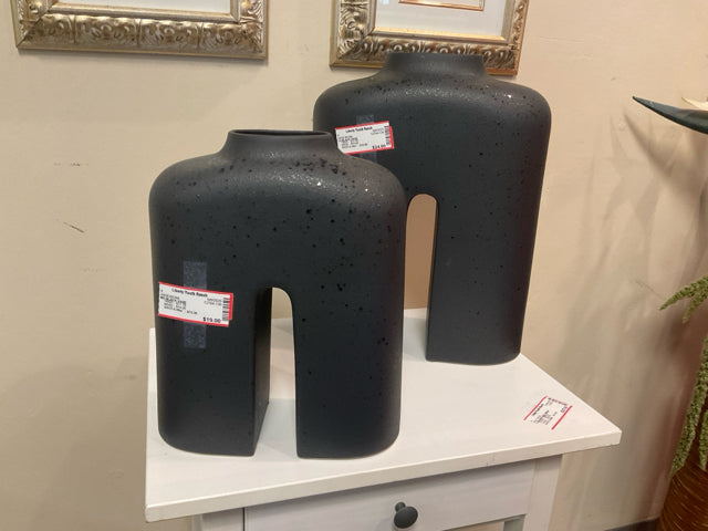 MD BLACK VASE