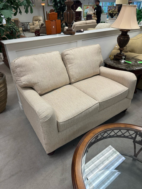 BROYHILL LOVESEAT/TAN