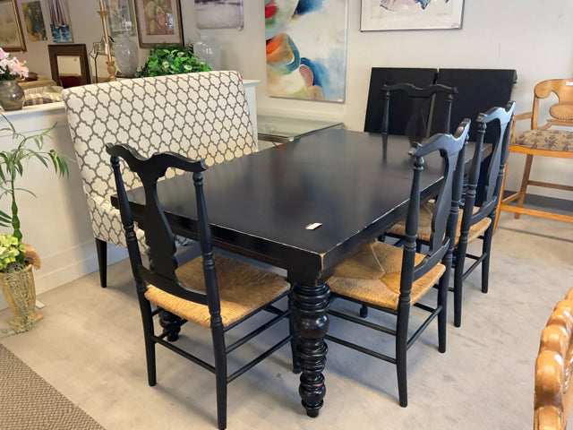 TABLE & CHAIRS SET w/2 LEAVES 4 CHAIRS