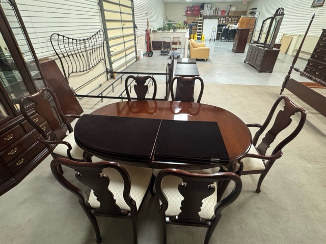 THOMASVILLE OVAL CHERRY  DINING TABLE, 2  LEAVES & COMPLETE SET OF TBL PADS