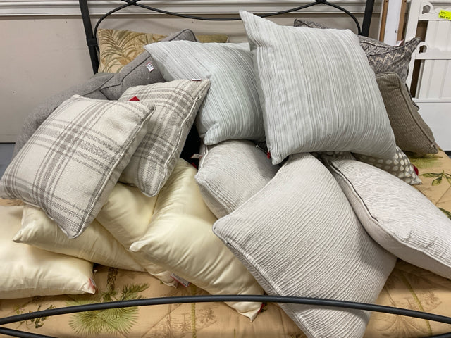 DECOR PILLOW(QTY:34 @ $5 EACH)