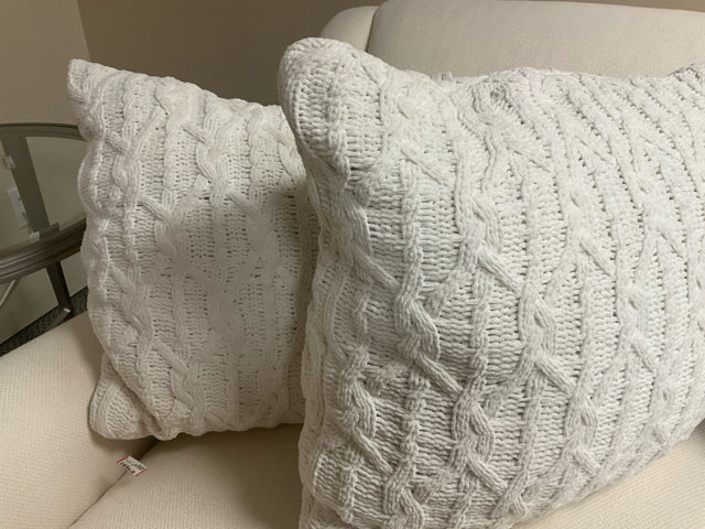 WHITE KNIT PILLOW