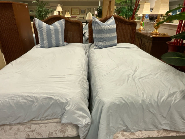TWIN COMFORTER BLUE