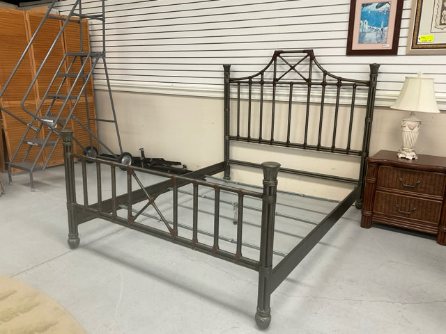 TOMMY BAHAMA Q SZ METAL BED WITH PALM LEAF DETAILS ON POSTS