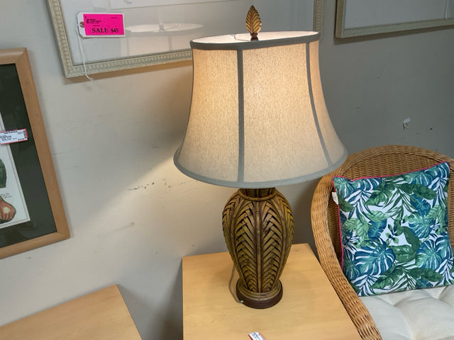 TABLE LAMP/CREAM SHADE