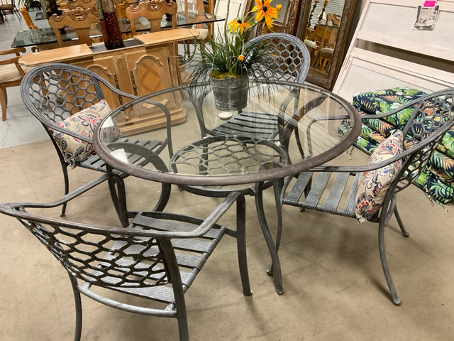 48" PATIO TABLE W/ 4 CHAIRS