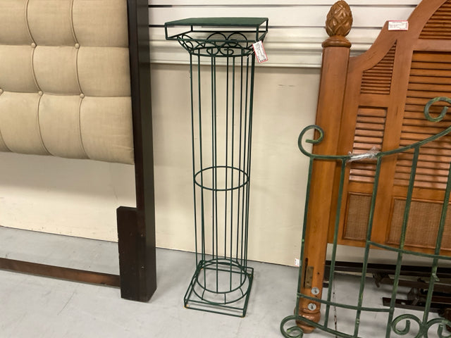 4' METAL PILLAR PLANT STAND