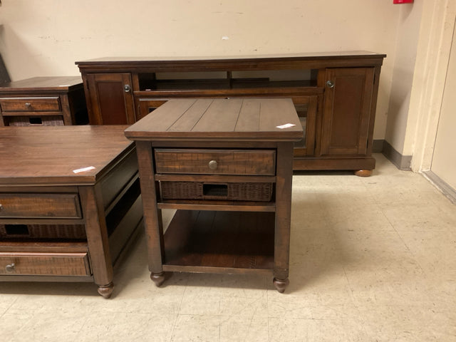 DK WOOD END TABLE
