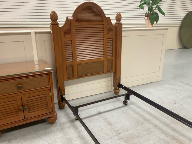 WOODEN SHUTTER/RATTAN WITH PINEAPPLE POST TW BED