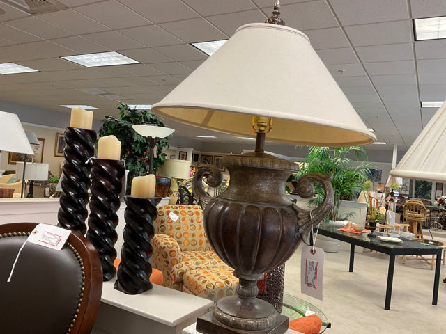 TRADITIONAL URN TABLE LAMP