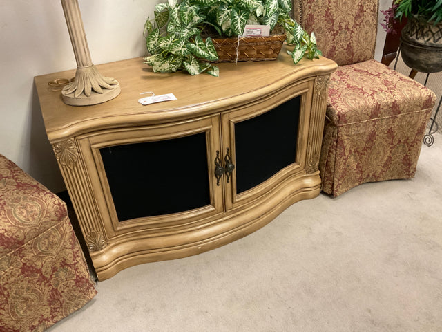 TRADITIONAL BLOND 2 DOOR BLACKFRONT CONSOLE/TV TABLE